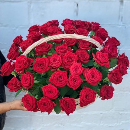 Корзинка "Моей королеве" из красных роз с доставкой в Алабушево