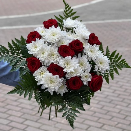 Букет из краных роз с зеленью "Василиса" - доставка в Алабушево